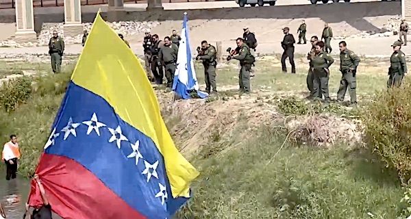 U.S. Border Patrol agents clash with illegal aliens from Venezuela at the U.S. southern border on Monday, Oct. 31, 2022. (Video screenshot)