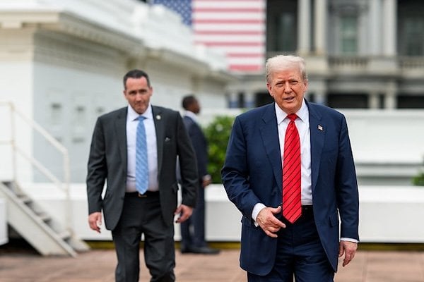 President Donald Trump speaks with Director of Facilities Todd Robinson, architect James McCrery, and others on the roof of the West Colonnade of the White House, Tuesday, August 5, 2025. (Official White House photo by Molly Riley)