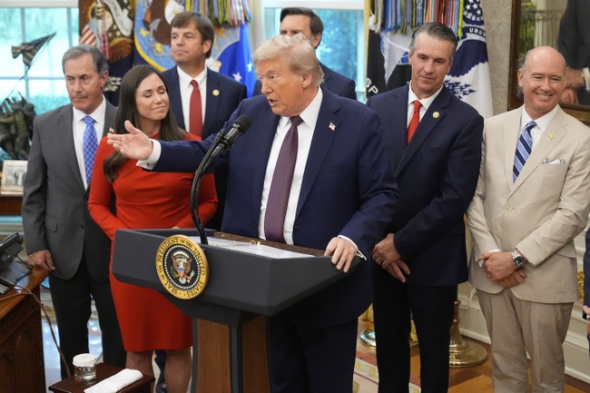 Trump Shares Interesting Explainer of Clip Purporting to Show Things Being Tossed From WH Window – RedState