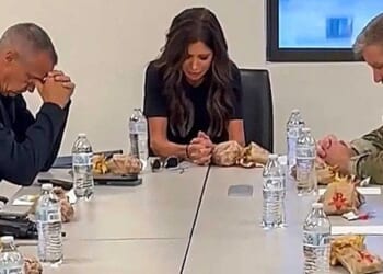 WATCH as Kristi Noem opens meeting with ICE officers … with PRAYER! * WorldNetDaily * by Bob Unruh