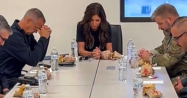WATCH as Kristi Noem opens meeting with ICE officers … with PRAYER! * WorldNetDaily * by Bob Unruh