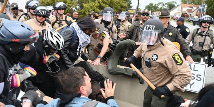 Two Conservative Journalists Report on the War Against ICE in Chicago