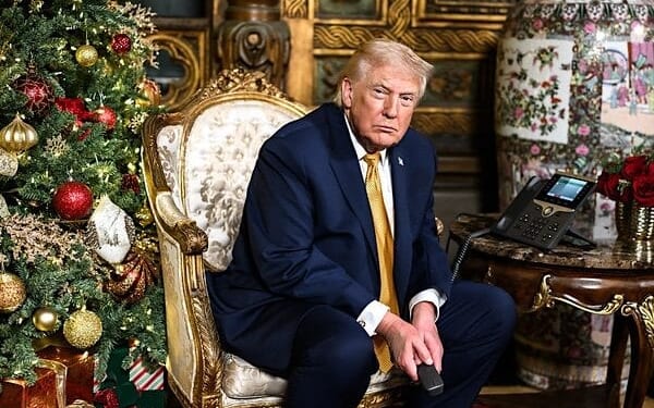 President Donald Trump and First Lady Melania Trump make NORAD Santa tracker calls from Mar-a-Lago in Palm Beach, Florida, Wednesday, Dec, 24, 2025. (Official White House photo by Daniel Torok)
