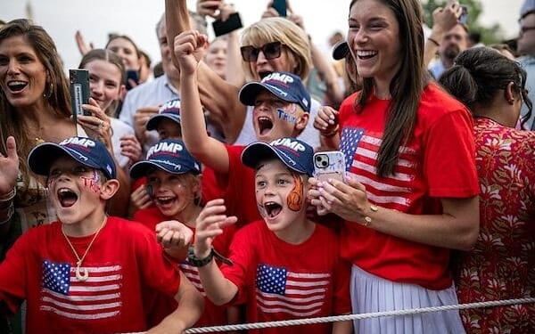 President Donald Trump and First Lady Melania Trump greet guests along the rope line at the Congressional Picnic, Thursday, June 11, 2025, on the South Lawn of the White House. (Official White House photo by Daniel Torok)