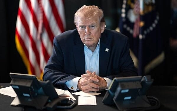 President Donald J. Trump oversees Operation Epic Fury at Mar-a-Lago, in Palm Beach, Florida, Sunday, March 1, 2026. (Official White House photo by Daniel Torok)