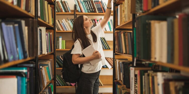 The Crisis in Higher Education and the Collapse of Colleges in US