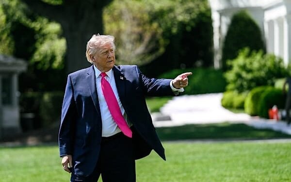 President Donald J. Trump speaks with members of the media before boarding Marine One on the South Lawn of the White House, Thursday, April 16, 2026, en route Joint Base Andrews for a trip to Las Vegas. (Official White House photo by Molly Riley)