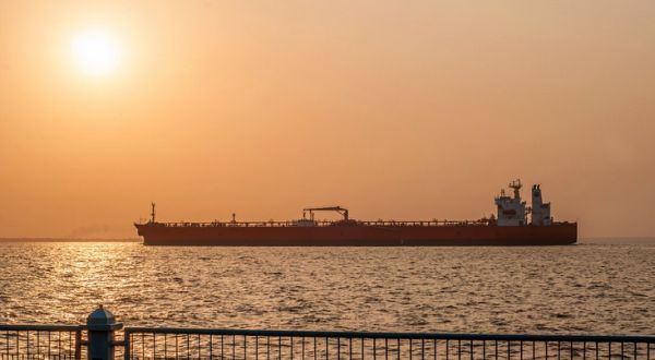 Oil tanker (image courtesy Pixabay)