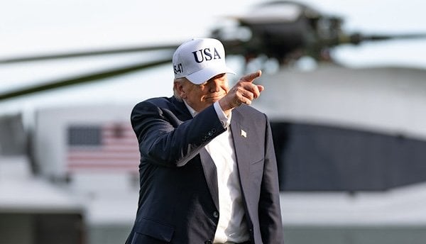 President Donald J. Trump disembarks Marine One on the South Lawn of the White House as he returns from a trip to China, Friday, May 15, 2026. (Official White House photo by Molly Riley)