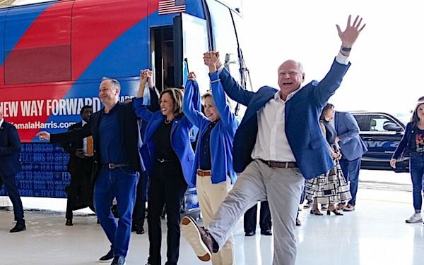 Kamala Harris, Gov. Tim Walz, Second Gentleman Doug Emhoff and Mrs. Walz greet supporters at a hangar at Pittsburgh International Airport, Pennsylvania, Sunday, Aug. 18, 2024. (Eric Elofson/Harris for President)