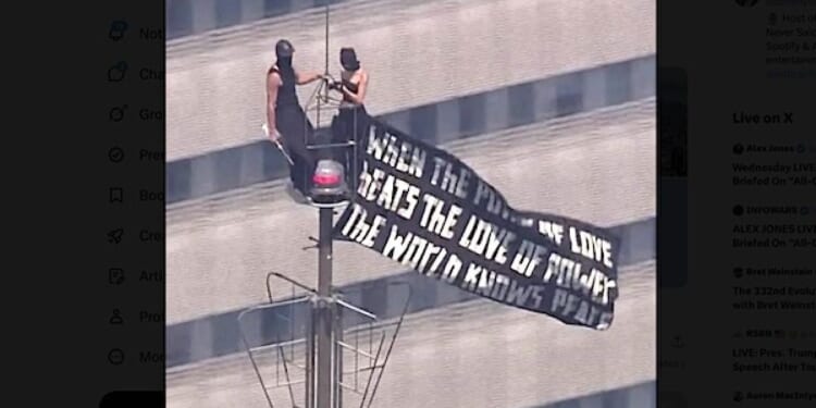Kissing daredevils climb to top of Empire State Building spire for marriage proposal * WorldNetDaily * by Joe Kovacs