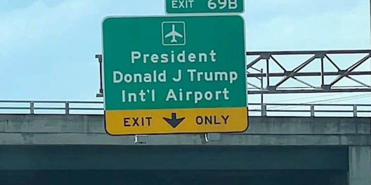 Did United offer free destination changes to flyers offended by Donald J. Trump Airport? * WorldNetDaily * by Bob Unruh