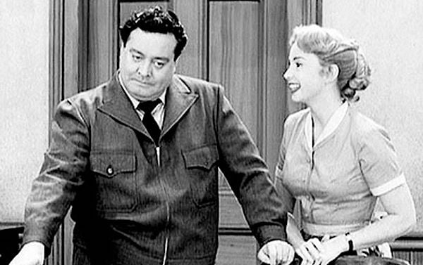 Jackie Gleason and Joyce Randolph star in 'The Honeymooners' (Video screenshot)