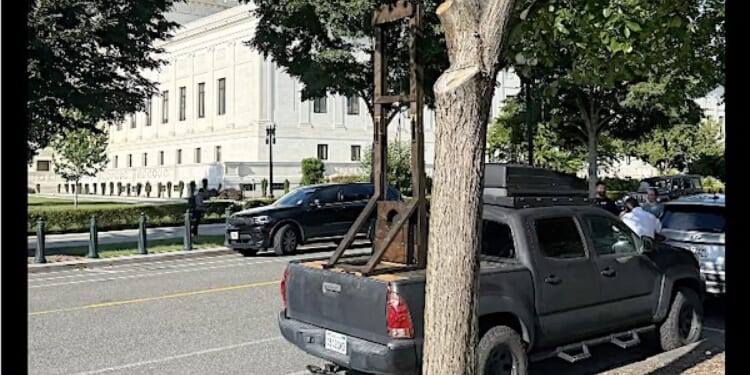 U.S. Capitol Police arrest man for having a GUILLOTINE in his pickup truck * WorldNetDaily * by Bob Unruh