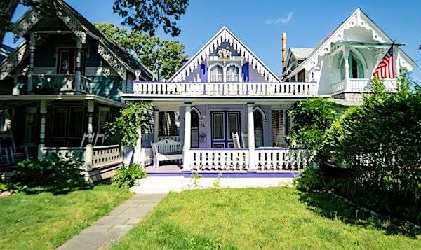 homes in Martha's Vineyard, Massachusetts (Photo by Benjamin R. on Unsplash)