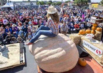 Minnesota Teacher Hauls 2,389-Pound Pumpkin Across the Country — but Then RI One-Ups Him – RedState