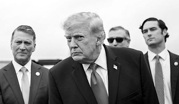 President Donald J. Trump disembarks Air Force One with members of Congress and speaks to the press, at Dallas Fort Worth International Airport, Texas on Thursday, Oct. 1, 2026. (Official White House photo by Molly Riley)